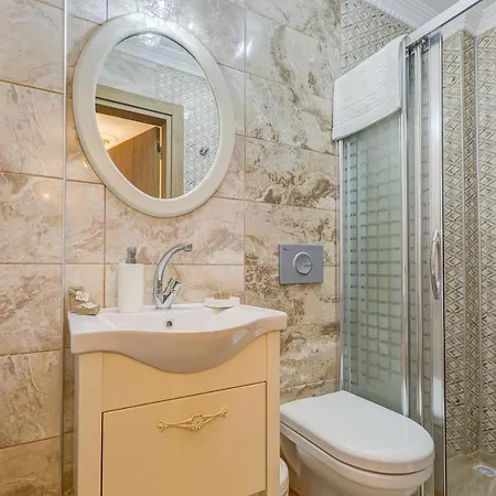 فندق Cunda Oezerbey Konagi (adults Only) 2*